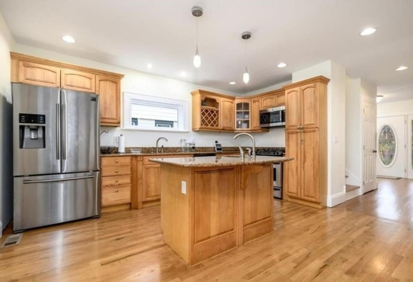 إقامة Black Rock Home   4 Bed   Jacuzzi Bath   Beach