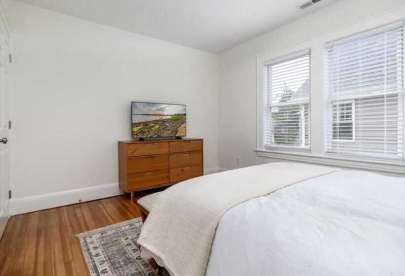 إقامة Black Rock Home   4 Bed   Jacuzzi Bath   Beach