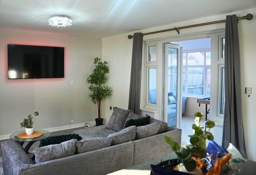 اقامتگاه Lovely 3 Bed House In Solihull