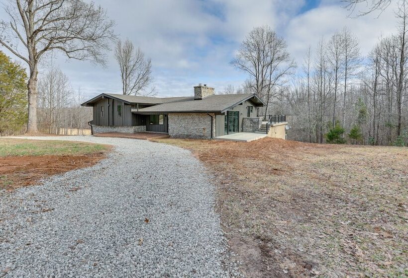 The Duck Farm  Sugar Tree Hideaway W/ Yard!