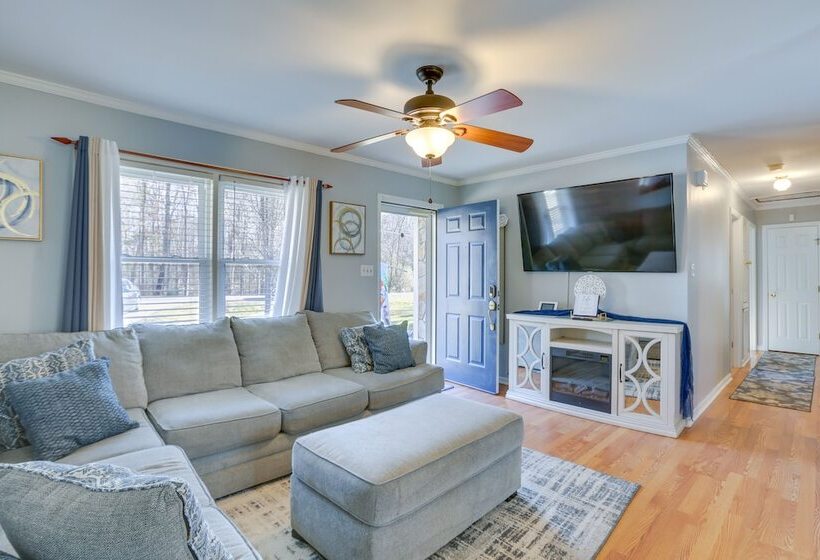 Charming Eden Home W/ Furnished Deck & Fire Pit!