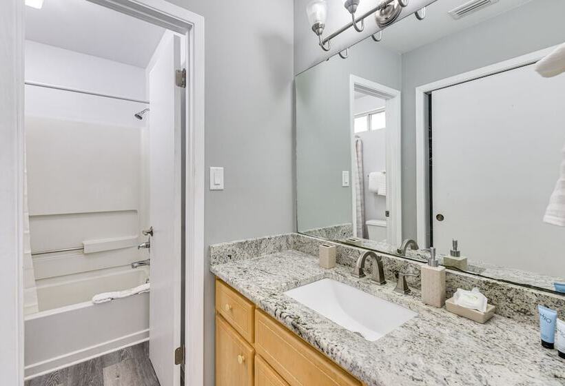 Charming Fort Walton Beach Home: 6 Mi To Ocean!