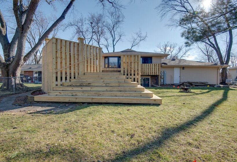 Charming Illinois Retreat W/ Hot Tub, Deck & Grill