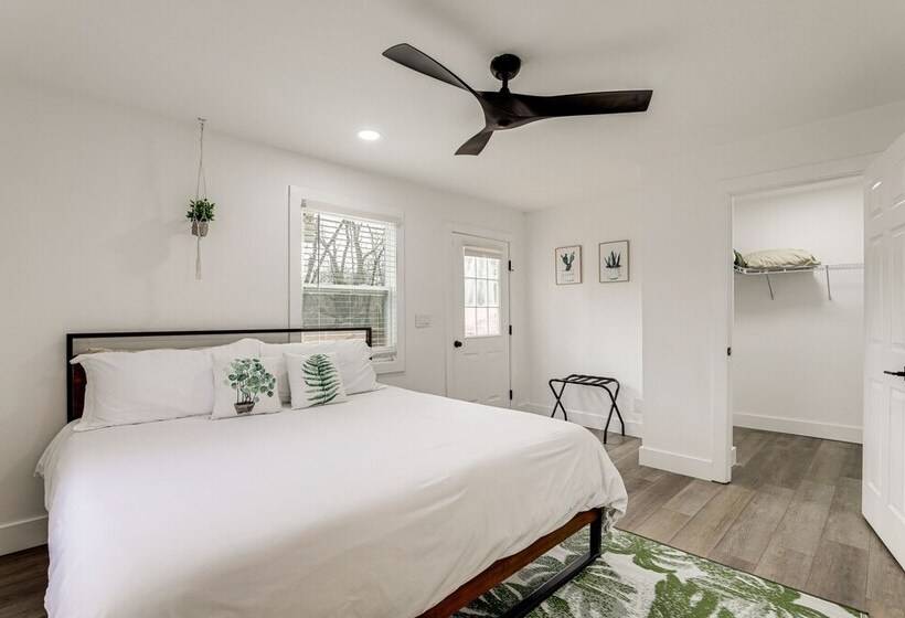 Decatur Home W/ Deck   9 Mi To State Farm Arena!