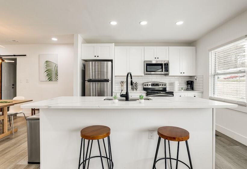 Decatur Home W/ Deck   9 Mi To State Farm Arena!