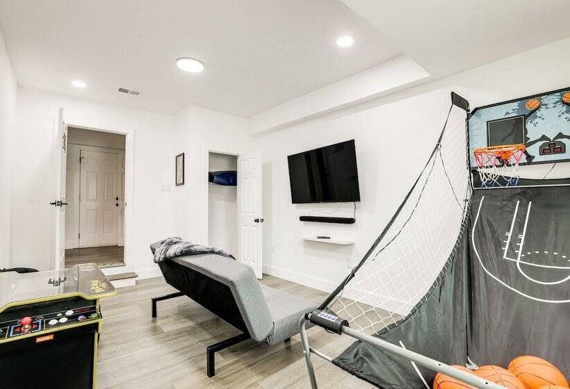 Decatur Home W/ Deck   9 Mi To State Farm Arena!