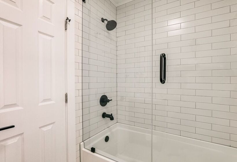 Decatur Home W/ Deck   9 Mi To State Farm Arena!