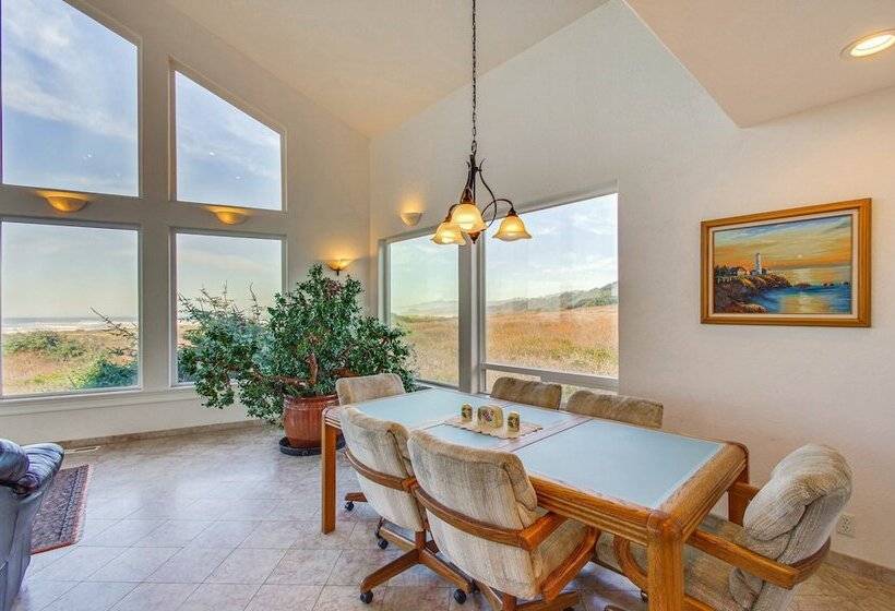 Oceanfront Castle  W/ Hot Tub & Game Room