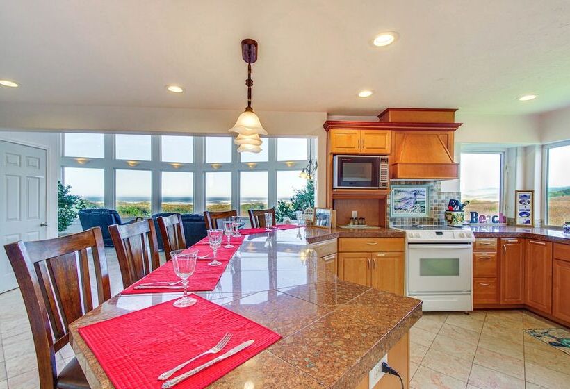 Oceanfront Castle  W/ Hot Tub & Game Room