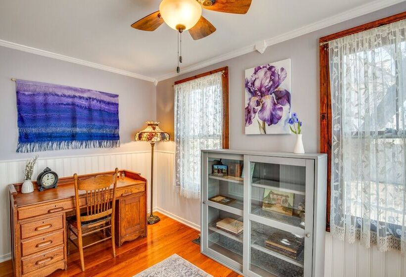 Granbury Home W/ Fire Pit, Walk To The Square!