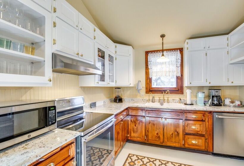 Granbury Home W/ Fire Pit, Walk To The Square!