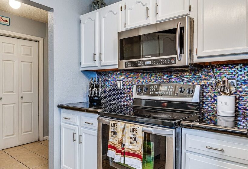 Indianapolis Home W/ Private Yard ~ 8 Mi To Dtwn!