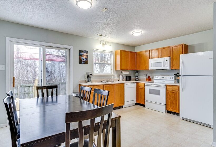 Indy Delight: Charming House ~ 10 Mi To Downtown!