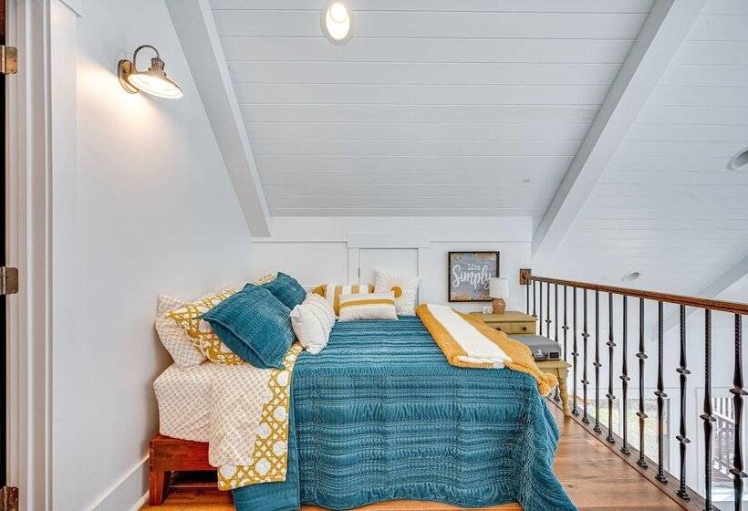 Lakefront New London Retreat W/ Dock & Hot Tub!