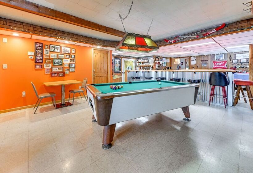 Lakefront Suring Home W/ Pool Table + Views!