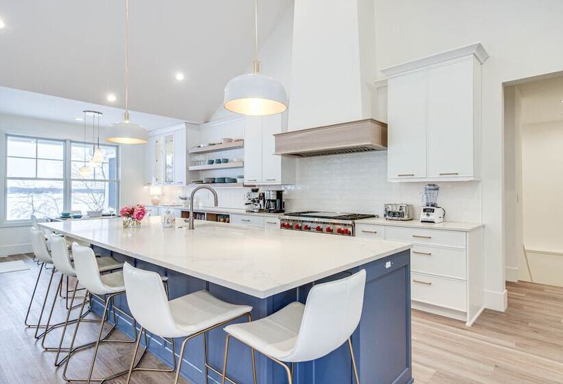 Luxury Serpent Lake Home W/ Gourmet Kitchen!