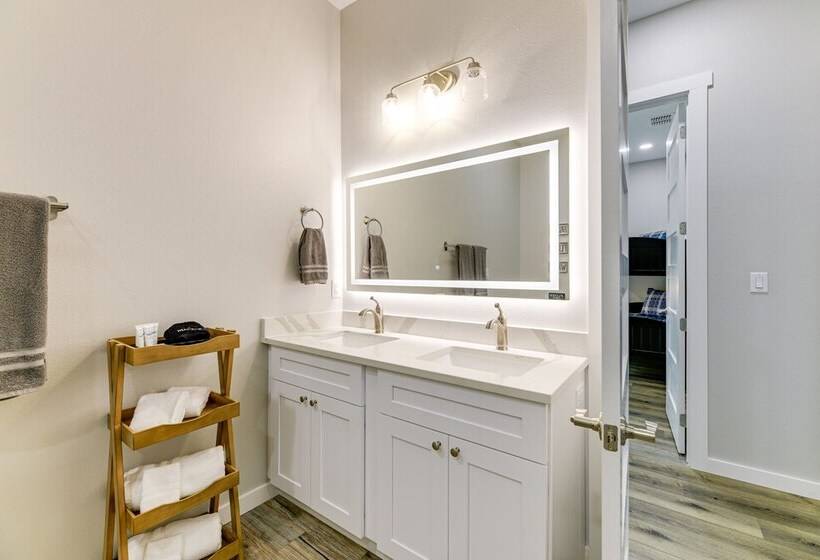 Modern Rockport Home: 6 Mi To Beach!