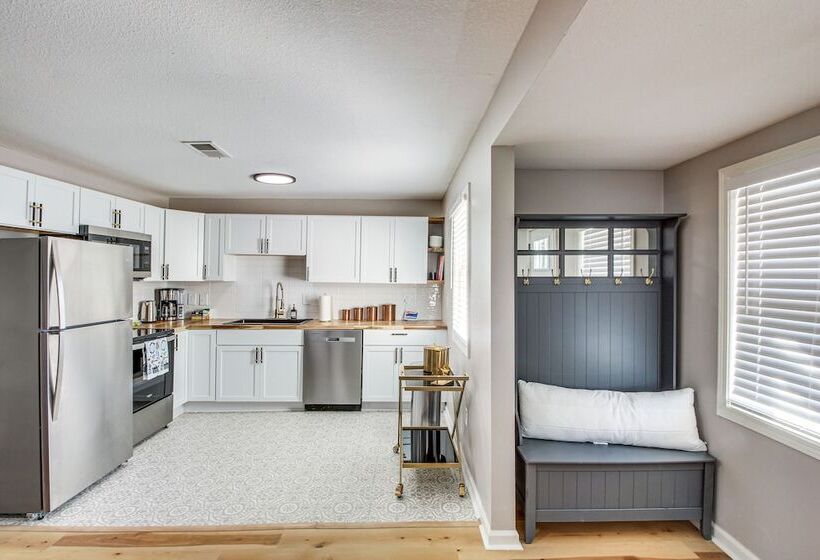 Modern & Stylish Olathe Home In Prime Location