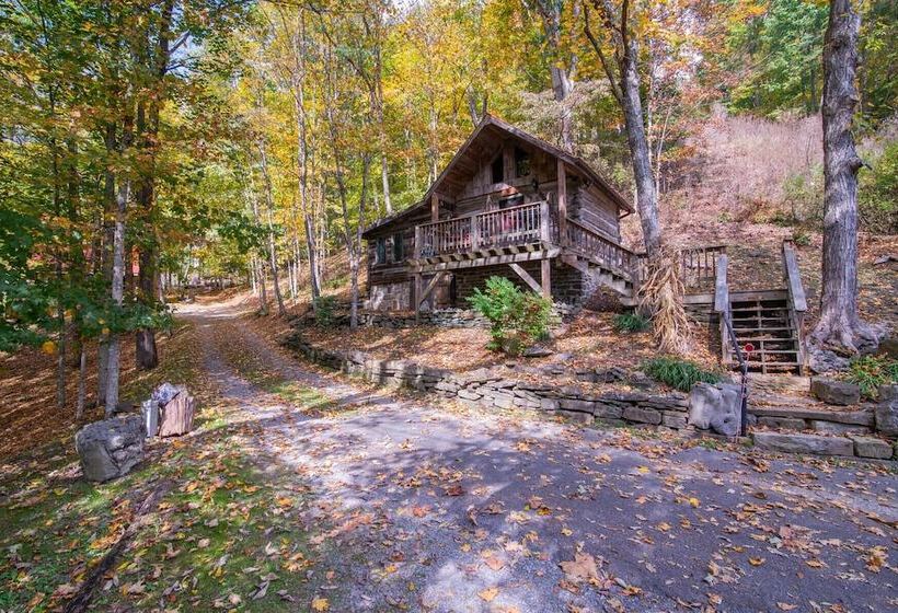 Moore House Inn & Cabins