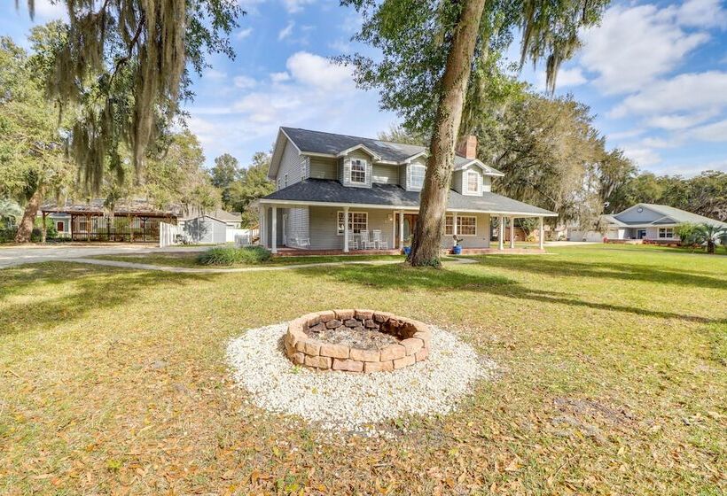 Private Pool & Lake Views: Family Home In Oxford