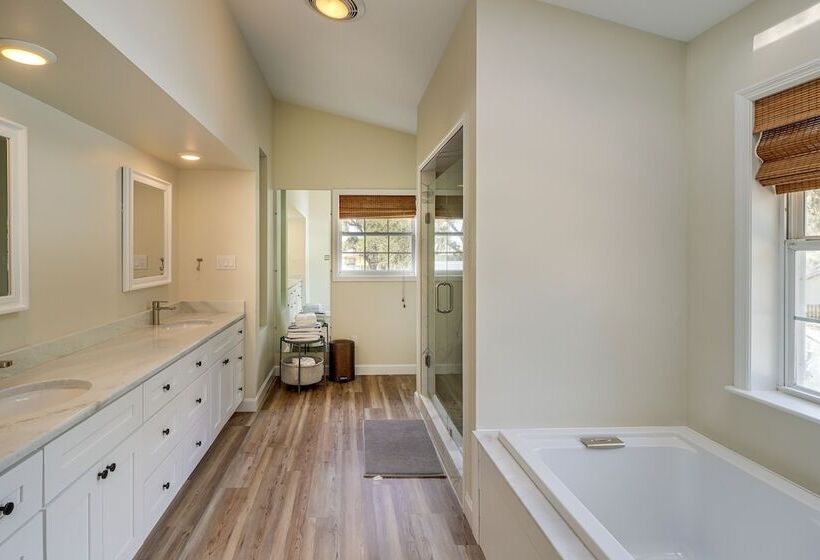 Private Pool & Lake Views: Family Home In Oxford