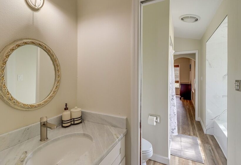 Private Pool & Lake Views: Family Home In Oxford