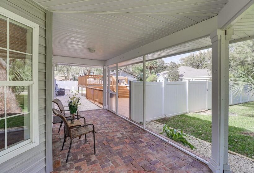 Private Pool & Lake Views: Family Home In Oxford