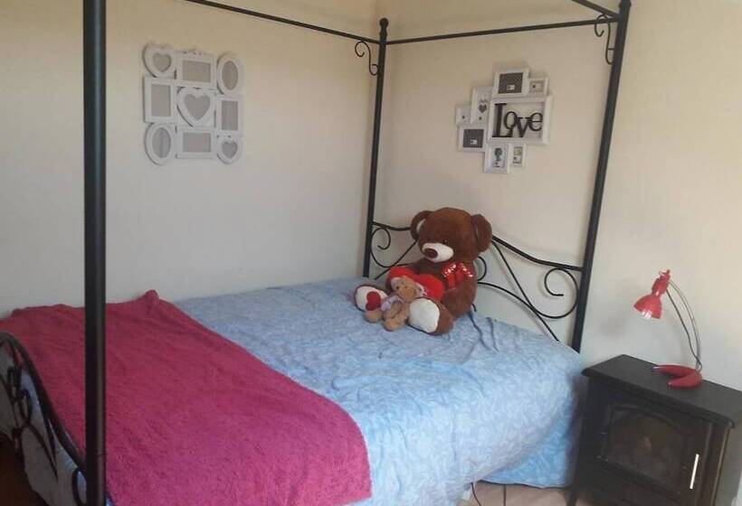膳宿费 Room In Apartment   Double Room 2 In Albarraque, Sintra, Shared Bathroom