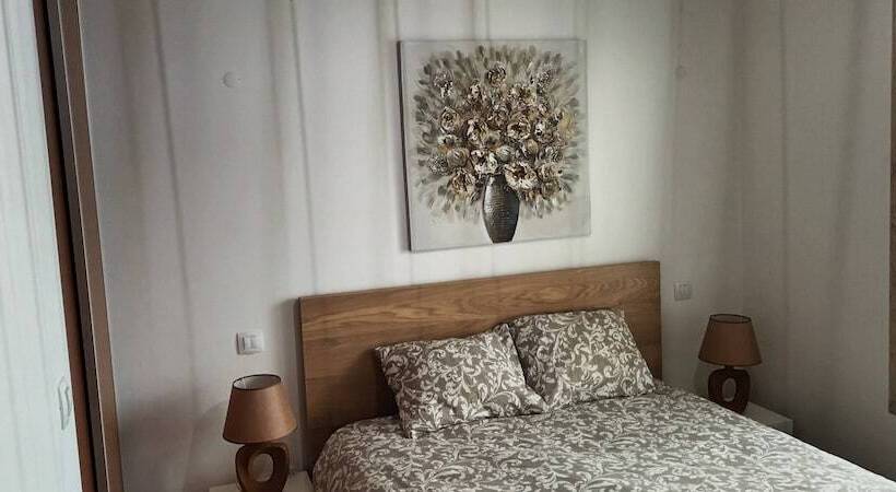 پانسیون Room In Apartment Room In Lisboa, Portugal