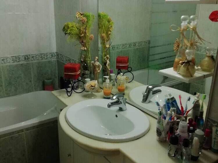 ペンション Room In Apartment   Single Room 3 At Albarraque, Sintra, Shared Bathroom