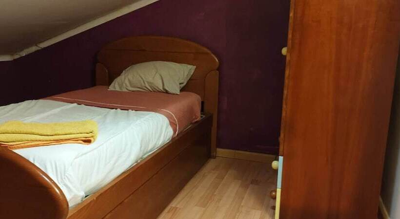 ペンション Room In Apartment   Single Room 3 At Albarraque, Sintra, Shared Bathroom