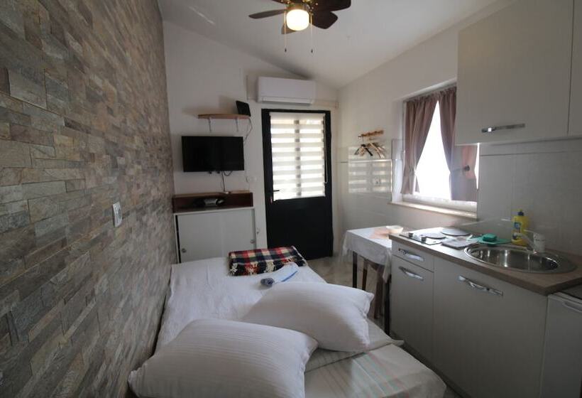 膳宿费 Room In Studio   Little Studio Sanjica In Pula, One Person