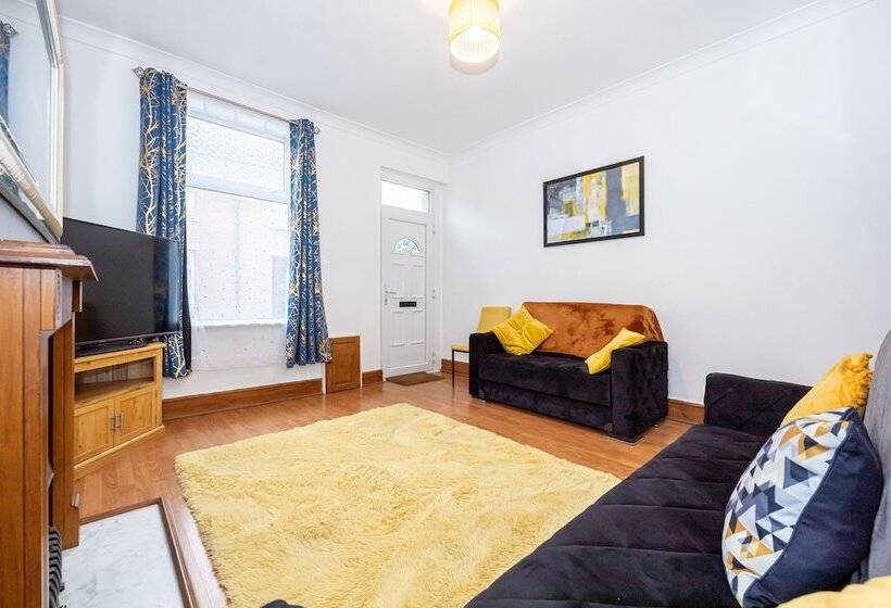 레지던스 Captivating 2 Bed House In Blackburn