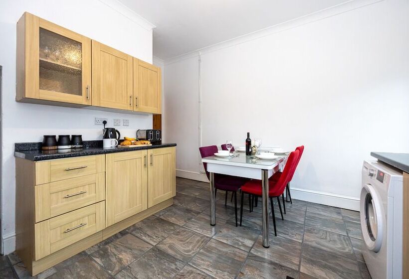 레지던스 Captivating 2 Bed House In Blackburn