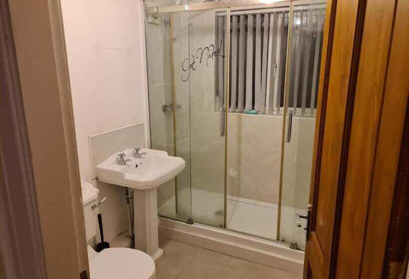 اقامتگاه Impeccable 4 Bed House In Bilston