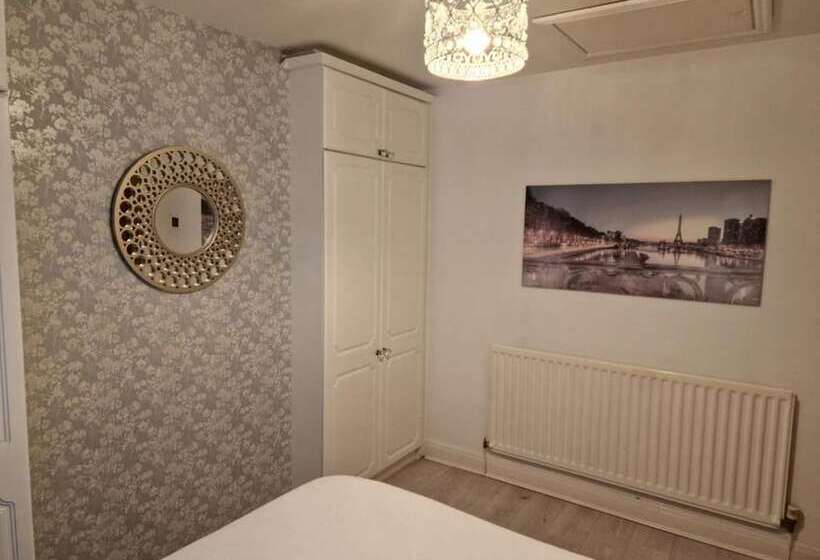 اقامتگاه Impeccable 4 Bed House In Bilston