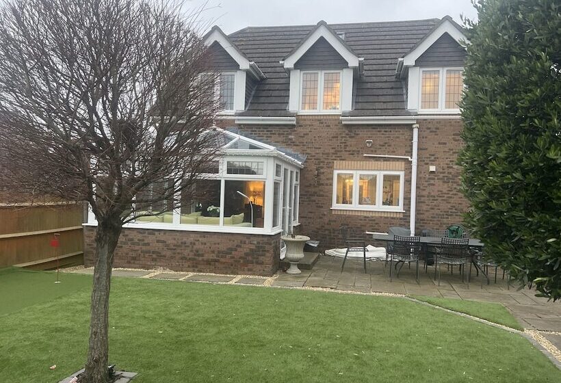 إقامة Remarkable 3 Bed House In Netley Abbey Southampton