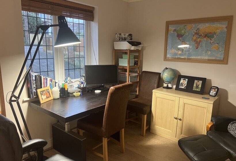 إقامة Remarkable 3 Bed House In Netley Abbey Southampton
