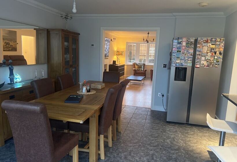 إقامة Remarkable 3 Bed House In Netley Abbey Southampton