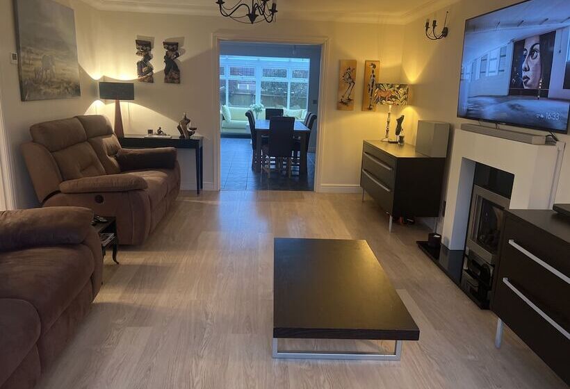 إقامة Remarkable 3 Bed House In Netley Abbey Southampton