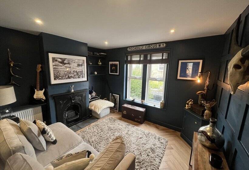 레지던스 Charming 3 Bed House In Guildford