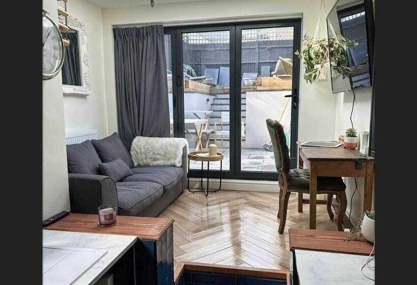 레지던스 Charming 3 Bed House In Guildford