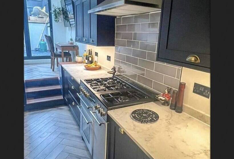레지던스 Charming 3 Bed House In Guildford