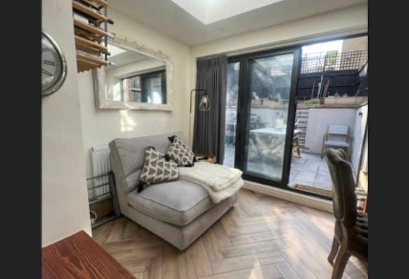 레지던스 Charming 3 Bed House In Guildford