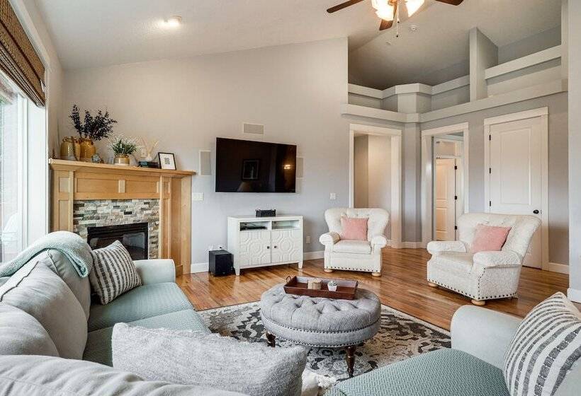 Silverton Home W/ View, 2 Mi To Oregon Garden!