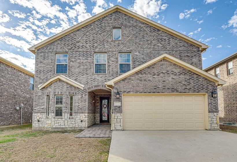 Spacious Grand Prairie Home W/ Fenced Yard + Patio