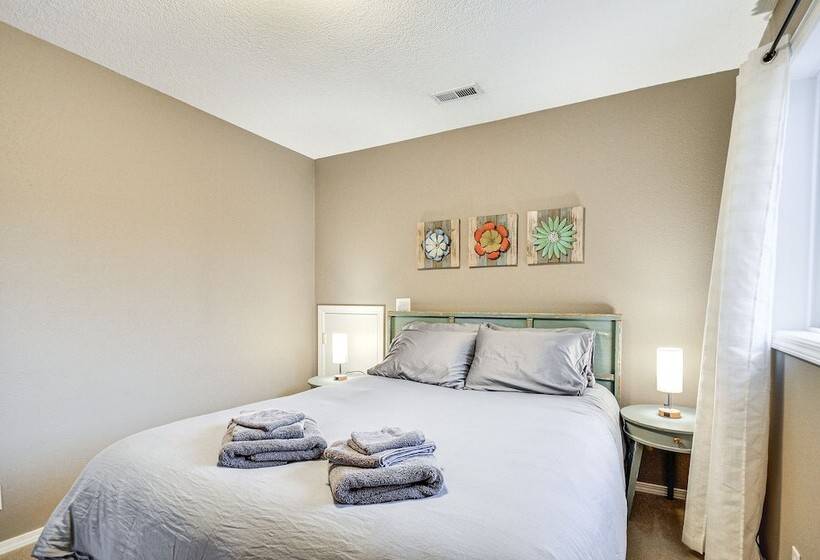 Spacious Oregon Home W/ Hot Tub, Fire Pit & Grill!