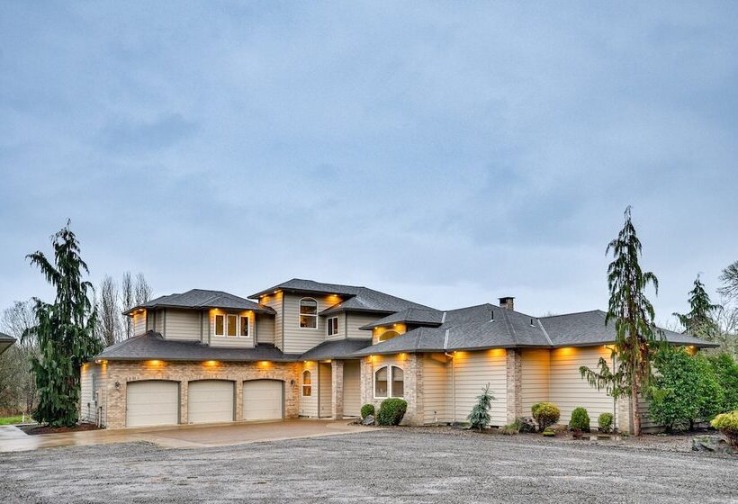 Spacious Oregon Home W/ Hot Tub, Fire Pit & Grill!