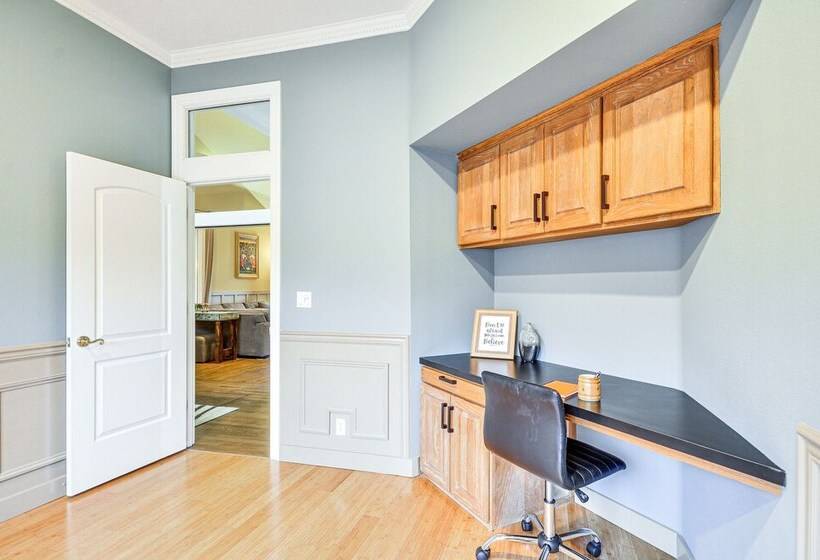 Spacious Oregon Home W/ Hot Tub, Fire Pit & Grill!