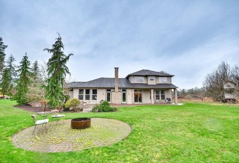 Spacious Oregon Home W/ Hot Tub, Fire Pit & Grill!